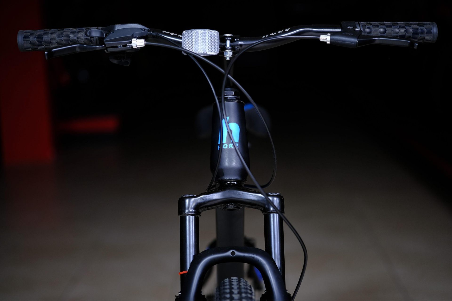 Амортизационная пружинная вилка
 HOKE Steel WAY 24 матовый чёрный-синий